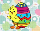 Pulcino simpatico con uovo di Pasqua