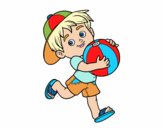 Bambino che gioca con pallone da spiaggia