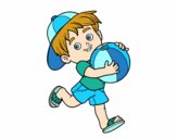 Bambino che gioca con pallone da spiaggia